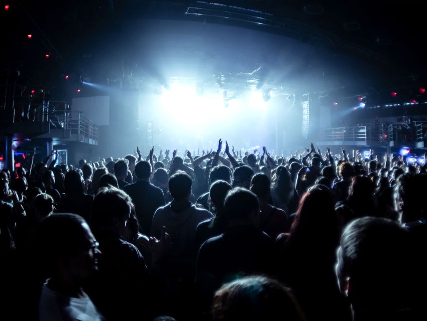 Amsterdam: Moco Museum & Nightclubs Admission Combo w/ Taxi - Included Extras: Makeup Touch-Up and Welcome Drinks