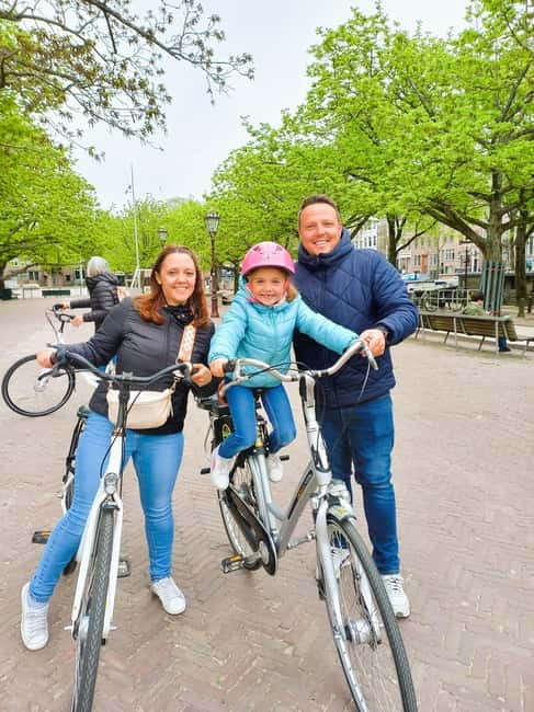 Amsterdam: Off the Beaten Path Bike Tour in French - Centrum and canal edges: a guided taste of Amsterdam-Centrum, Prins Hendrikkade, and Entrepotdok