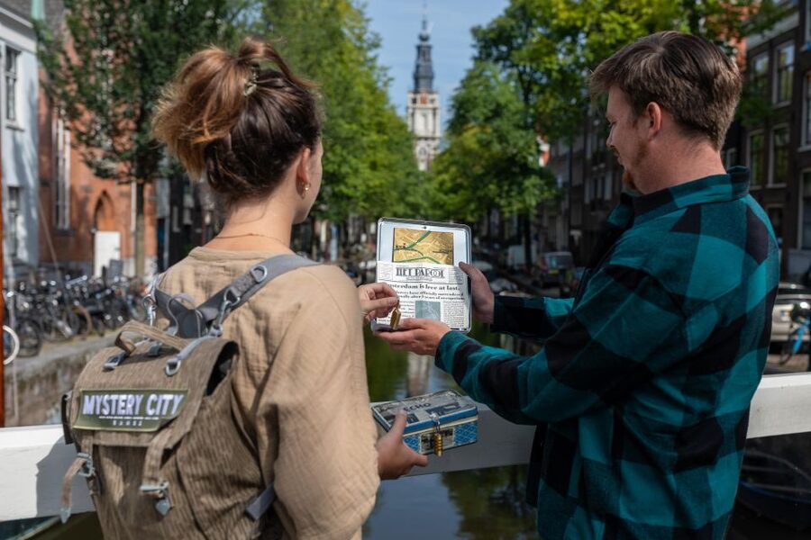 Amsterdam: "Operation 45 " Treasure Hunt Walking Tour - Shadow Wall: a puzzle stop where you learn to look twice