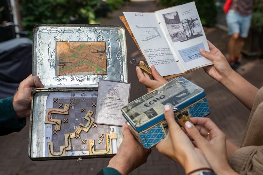 Amsterdam: "Operation 45 " Treasure Hunt Walking Tour - English, comfortable shoes, and the real-world limits to know