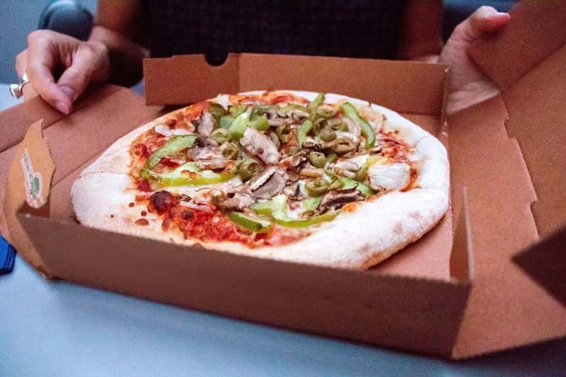Amsterdam: Original Pizza Dinner Cruise + Unlimited Drinks - The Damrak Start: Where Easy Evening Plans Begin