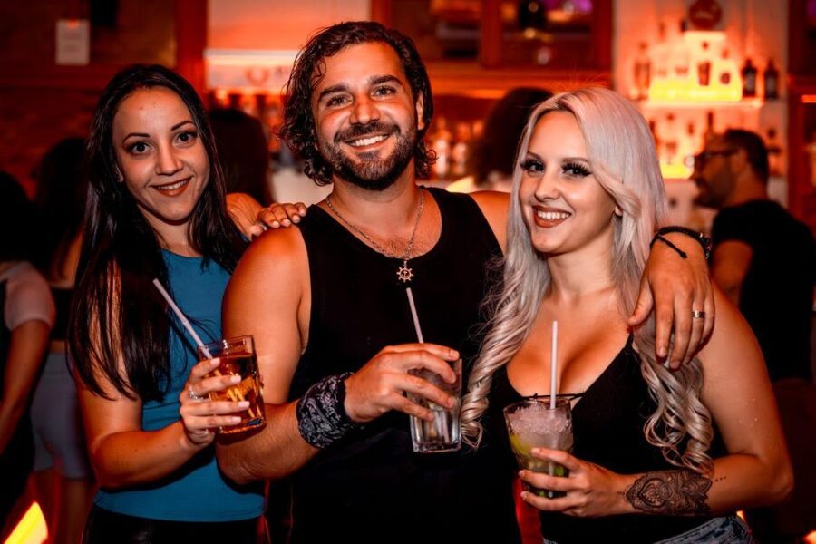Amsterdam: Original Pub Crawl Party with VIP Entrance - Dressing Rules and Common Night-Out Mistakes to Avoid