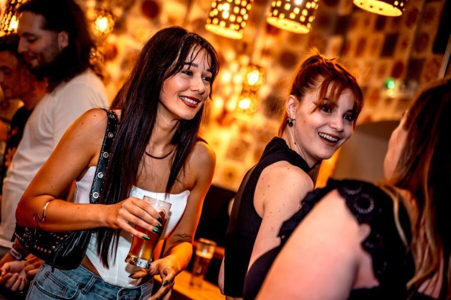 Amsterdam: Original Pub Crawl Party with VIP Entrance - More Than Three Venues: How the Night Builds Instead of Stalling