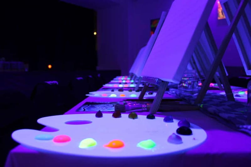Amsterdam: Paint and Sip in the Dark at Rembrandt van Wine - Who this is best for (and who might not love it)