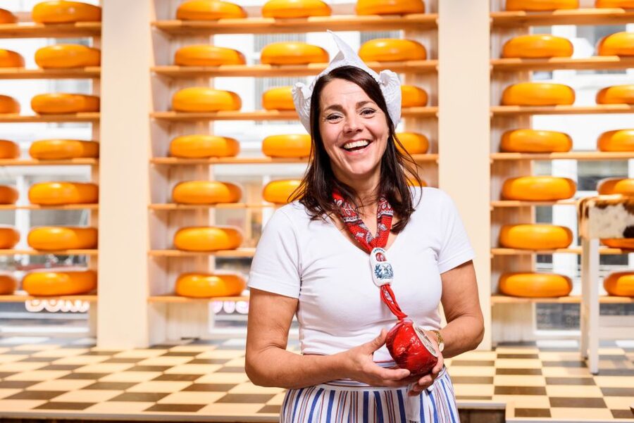 Amsterdam: Premium Henri Willig Cheese Tasting Experience - The Cheese Lineup: 10 Pieces of Gouda With Dips and Mustard