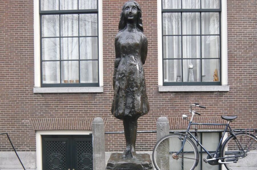 Amsterdam: Private Anne Frank and Jewish Quarter Tour - The Dokwerker and the Names You Carry Forward