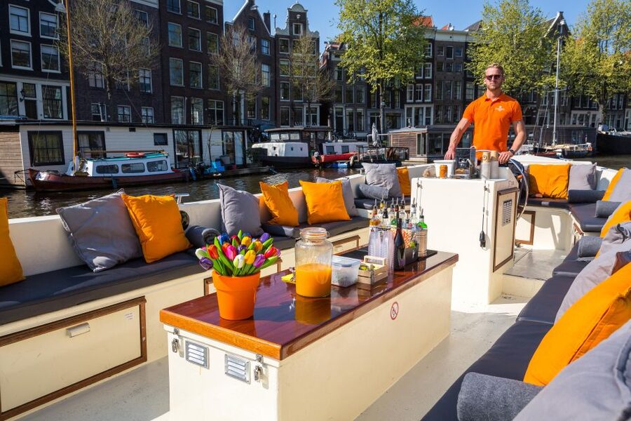 Amsterdam: Private BBQ Cruise with Personal Chef & Drinks - Service and the Chef Factor: Live Cooking That People Remember