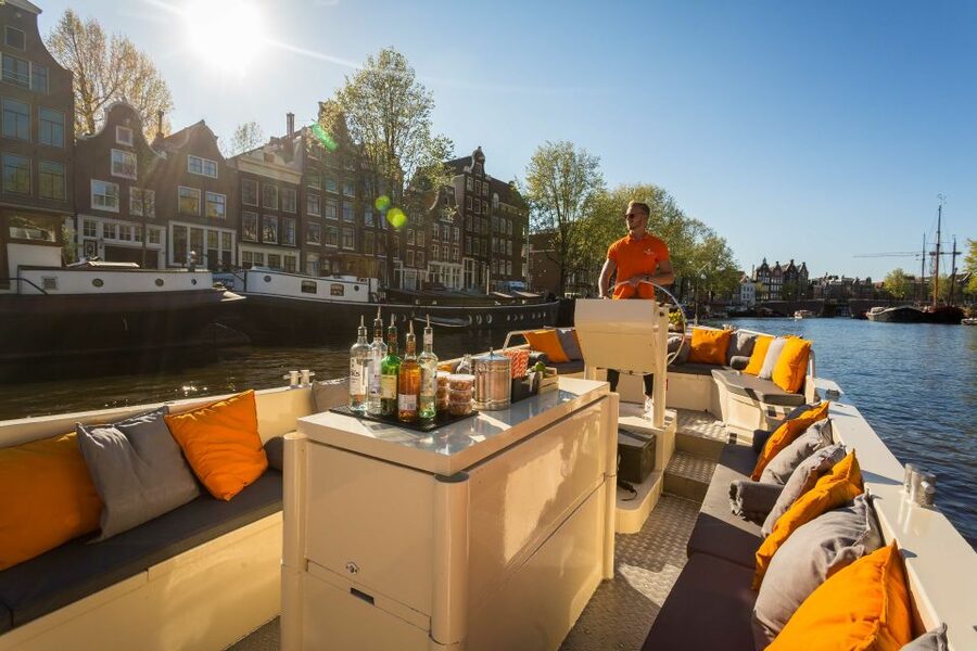 Amsterdam: Private Cruise with Drinks & Optional Snacks - What the skipper guide actually adds to your trip
