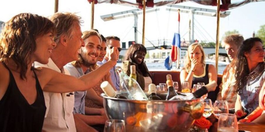 Amsterdam: Private Luxury Cruise with Pizza and Drinks - Getting on board: Apple Store meetup and the Roos boat