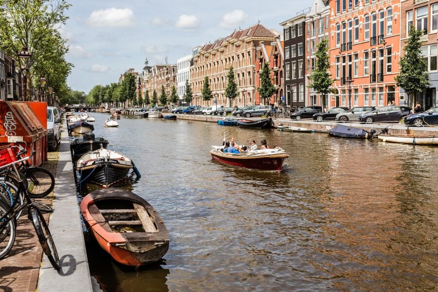 Amsterdam: Private Night Tour of Speakeasies and Bars - Drinks and Snacks: How the Included Portions Change the Night