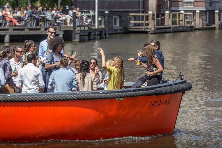 Amsterdam: Private Prosecco Canal Cruise Tour - What the skipper and live guide do for you