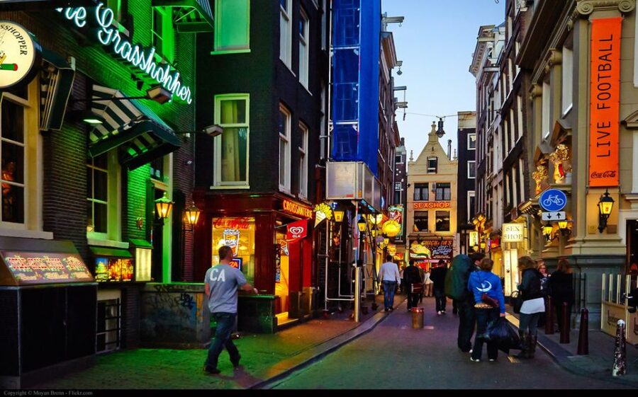 Amsterdam: Private Red Light District and Food Tour - A Private 2-Hour Amsterdam Walk That Combines Red Light District Context and Dutch Food