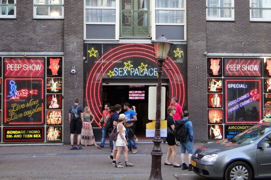 Amsterdam: Private Red Light District and Food Tour - Chinatown, the Narrowest House in Europe, and the Canal Belt Feel