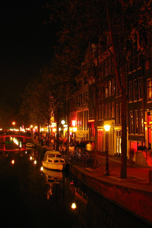 Amsterdam: Private Red Light District Tour in Spanish - Zeedijk Street, Old Sailor Streets, and the Shift to a Safer Feel