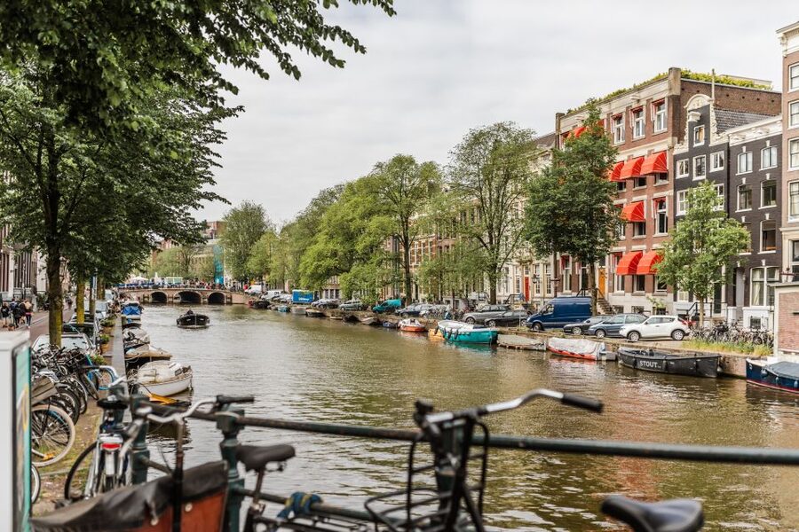 Amsterdam: Private Walking Tour of Jordaan & De 9 Straatjes - Start Smart at Dam Square, Then Shift Into the Small Streets