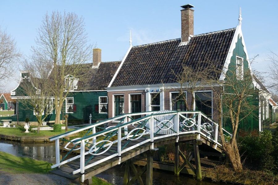 Amsterdam: Private Zaanse Schans Windmills and Volendam Trip - Tips to Improve Your Day From Pickup to Volendam Waffles