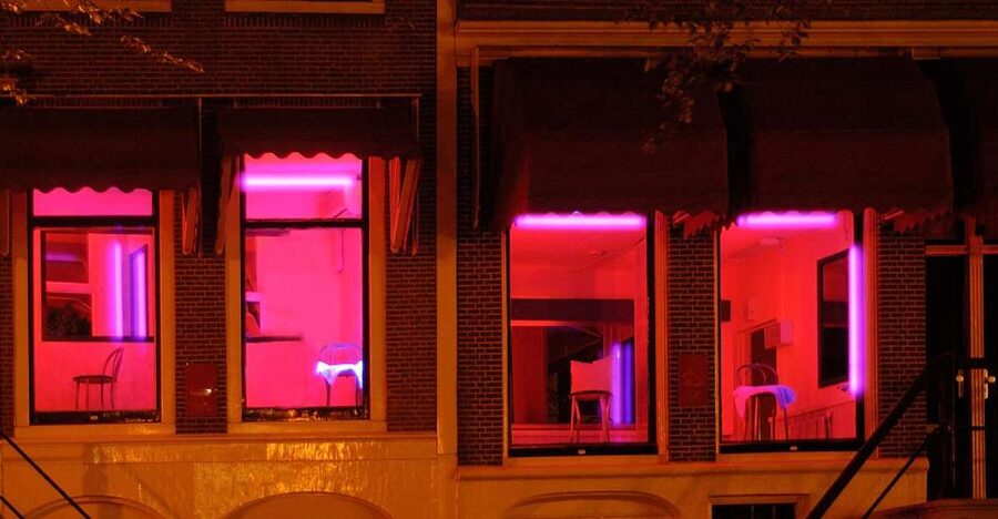 Amsterdam: Red Light District 1-hour Smartphone Audio Tour - Nieuwmarkt and the Waag building: a confident ending with a city-gate past