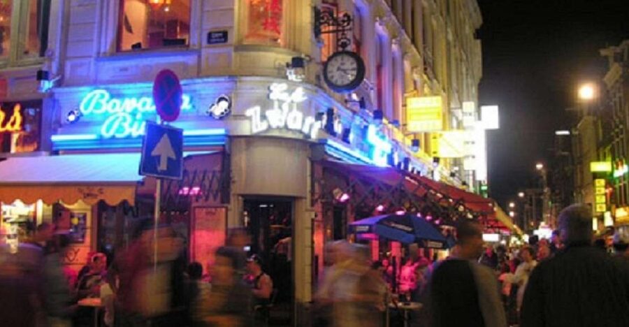 Amsterdam: Red Light District and Local Pub Tour - Oude Kerk and the early Old Town setup: getting your bearings fast