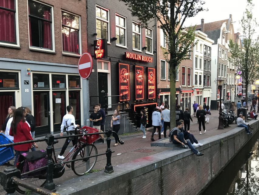 Amsterdam: Red Light District and Local Pub Tour - Where you start and how the route flows toward Dam Square