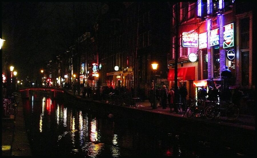 Amsterdam Red Light District and Old Town Walking Tour - Old Church, oldest streets, and the parts you miss wandering