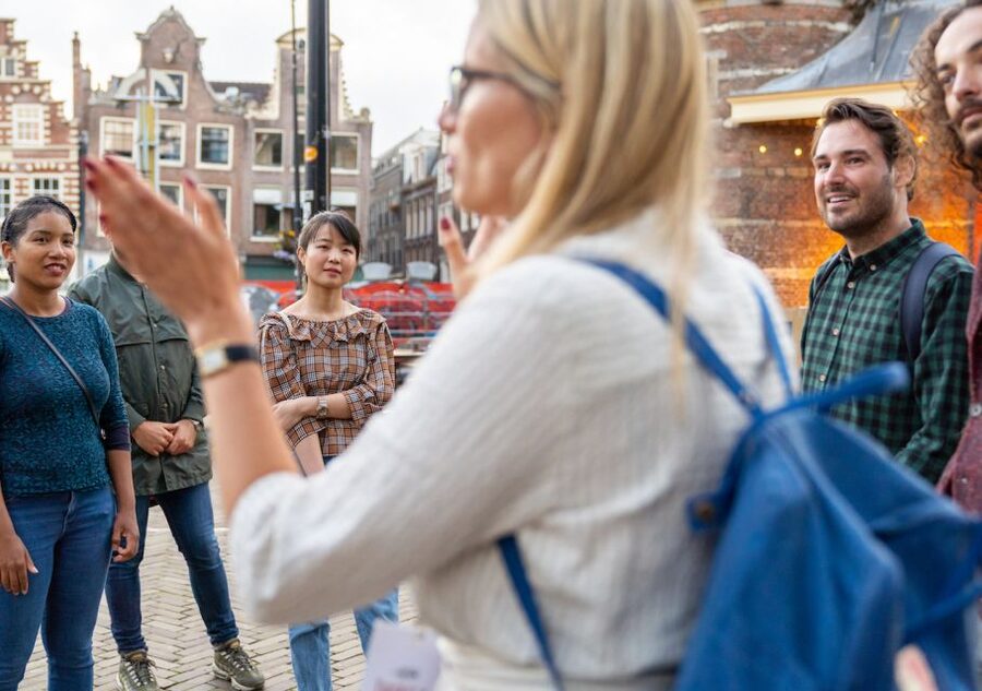 Amsterdam: Red Light District & City Tour German or English - Oude Kerk and Beurs van Berlage: The City Turns Practical