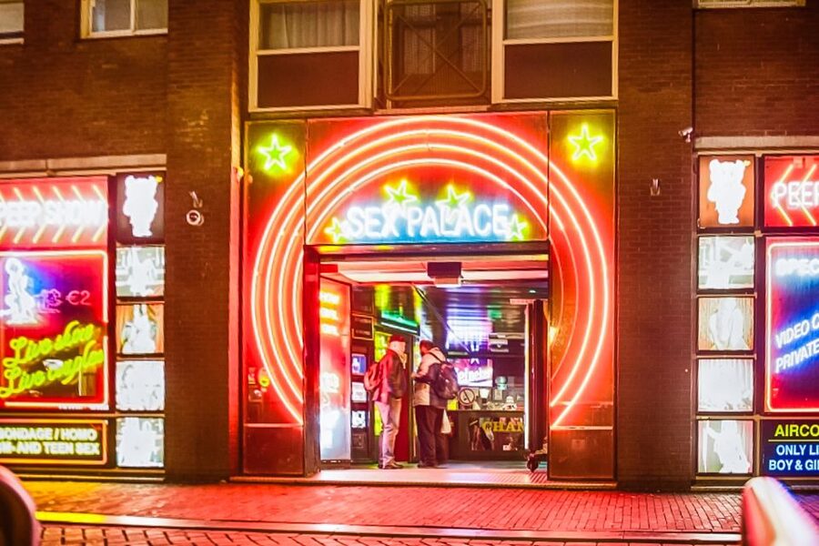 Amsterdam Red Light District & Coffee Shop Tour - The canal-and-street reality: why the route feels so Dutch