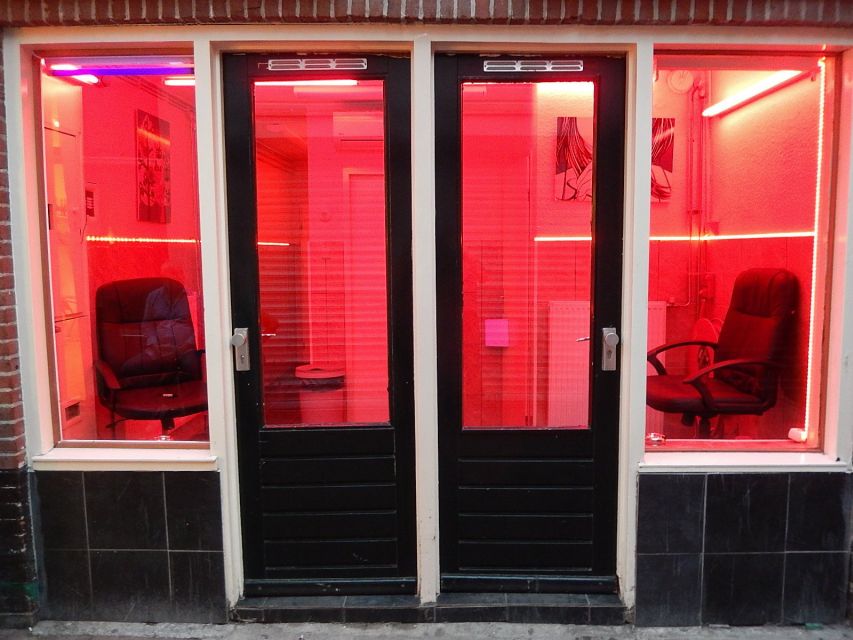 Amsterdam: Red Light District Exclusive Night Tour - Canals, narrow streets, and specific sights your guide will point out