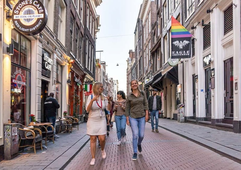 Amsterdam: Red Light District Tour in DE/EN/IT/ES/FR - Warmoesstraat: a famous gay street and a calmer photo moment