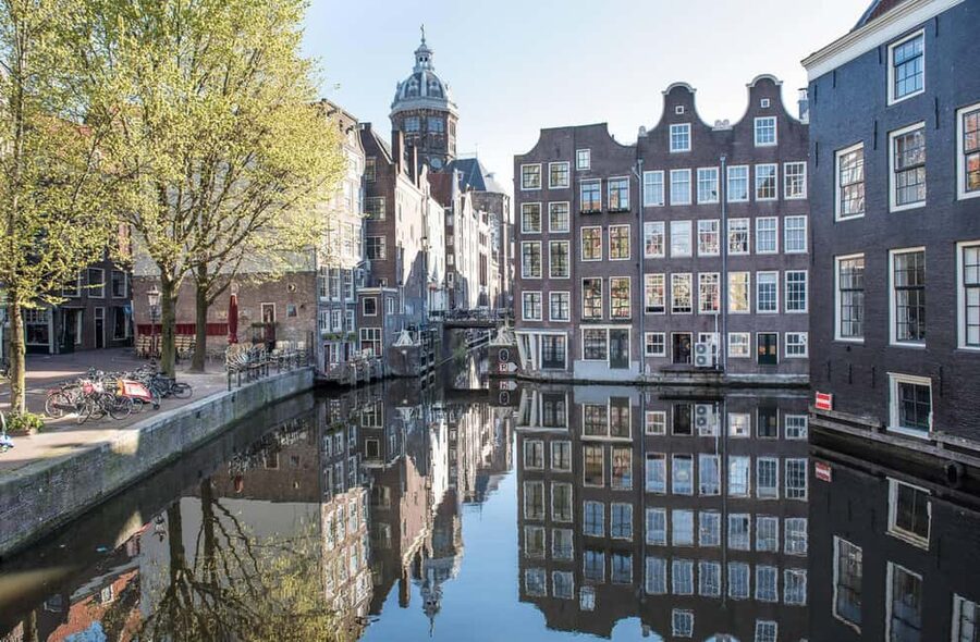 Amsterdam: Red Light District Tour in English or German - Should You Book This Tour of Amsterdam’s Red Light District?