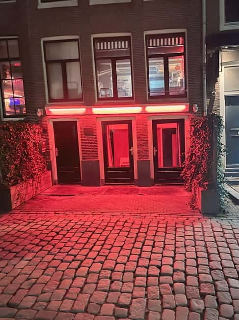 Amsterdam: Red Light District Tour in German/English for groups of 4 or more - From St. Nicholas Church to the Red Light District, with real context