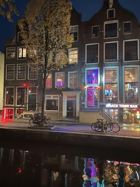Amsterdam: Red Light District Tour in German/English for groups of 4 or more - The coffee shop stop: what you learn without being pressured to buy