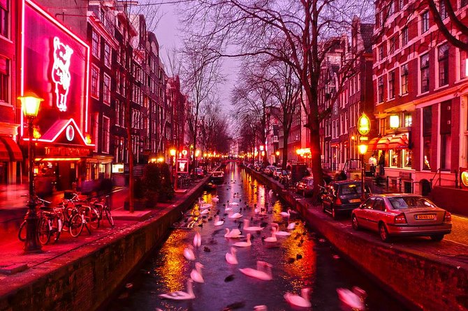 Amsterdam Red Light District Walking Tour in EN/DE/IT/ES - Oudezijds Voorburgwal: Tips for Staying Safe, Plus the Optional 70s Peepshow