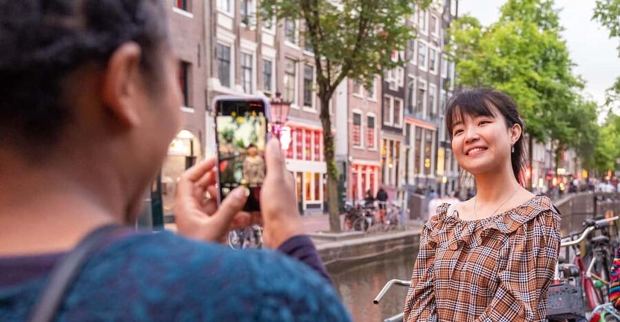 Amsterdam: Red Light Tour Exclusive + Peep Show - Warmoesstraat and the Dancing Houses photo moment