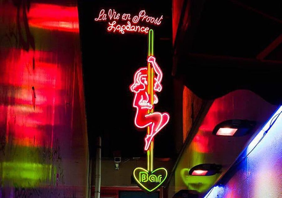 Amsterdam: Red Light Tour Exclusive + Peep Show - Borstplaat in brons: a pause for public memory