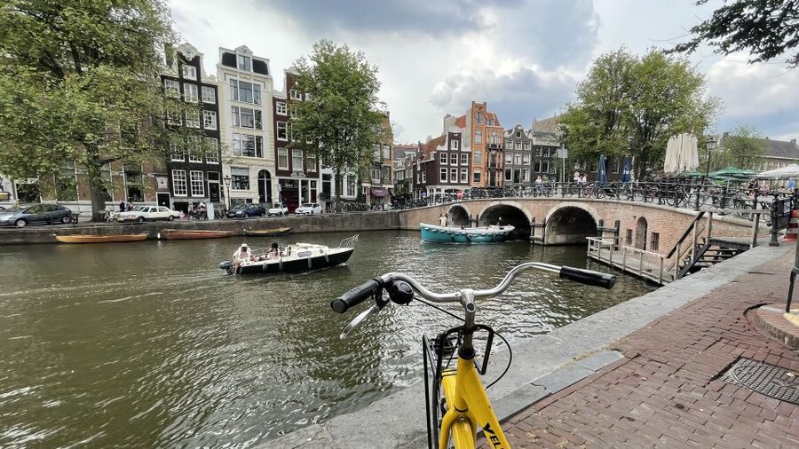 Amsterdam: Relaxed City Highlights Guided Bike Tour - Should you book this Amsterdam highlights bike tour?