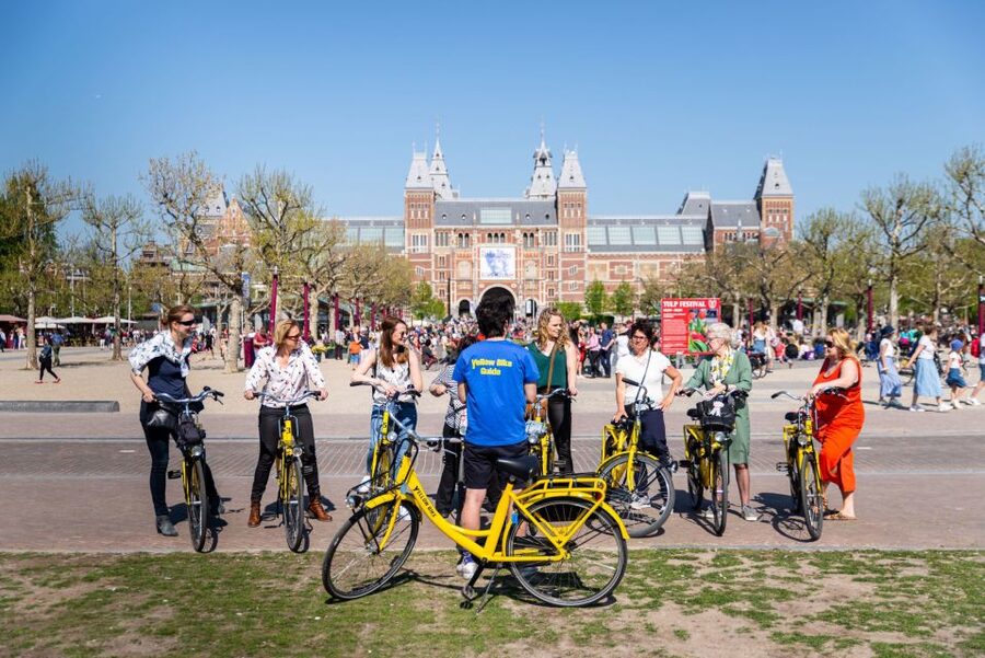 Amsterdam: Relaxed City Highlights Guided Bike Tour - Grachtengordel canals: 17th-century houses, the tiny-house game, and an old prison
