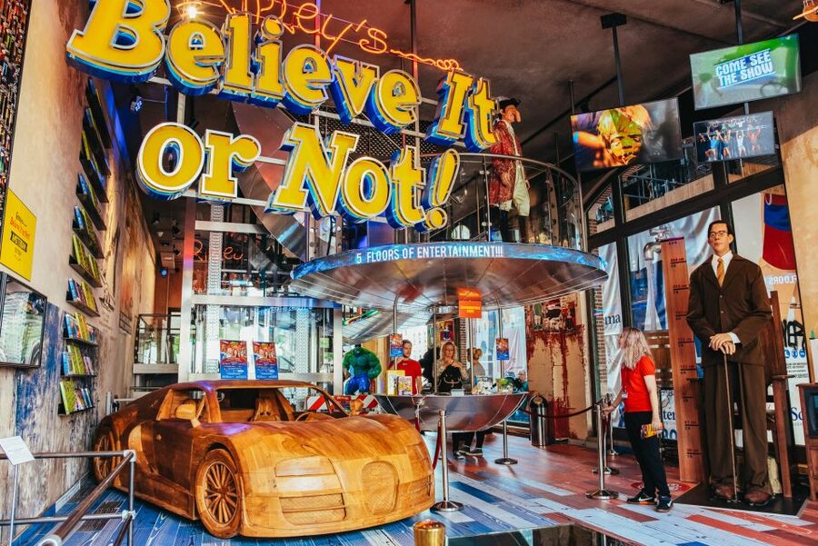 Amsterdam's Weirdest Museum: Ripley's Believe It or Not! - The Space Tunnel and other optical illusions (the best time to slow down)