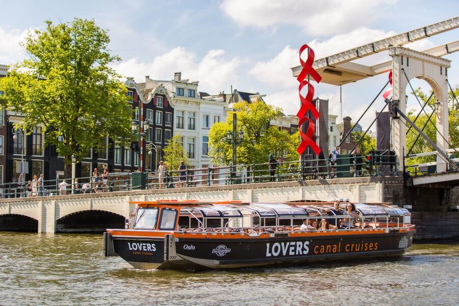 Amsterdam: Semi-Open Canal Boat Cruise - Comfort, crowds, and what to expect on a busy canal slot