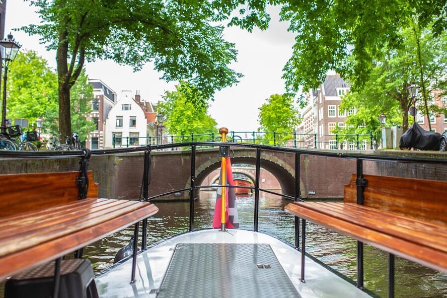 Amsterdam: Small-Group Canal Cruise incl. Drinks and Snacks - Where big boats cannot go, and why that changes your photos