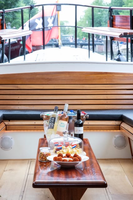 Amsterdam: Small-Group Canal Cruise incl. Drinks and Snacks - What you actually get to eat and drink on the cruise