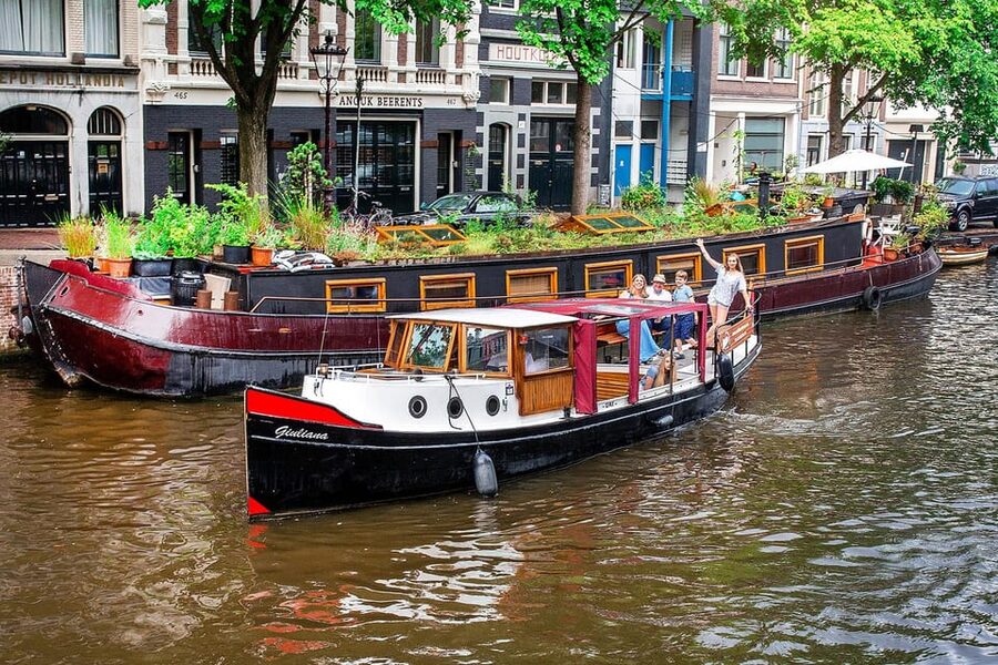Amsterdam: Small-Group Canal Cruise incl. Drinks and Snacks - Prinsengracht and Herengracht: seeing wealth, trade, and everyday life