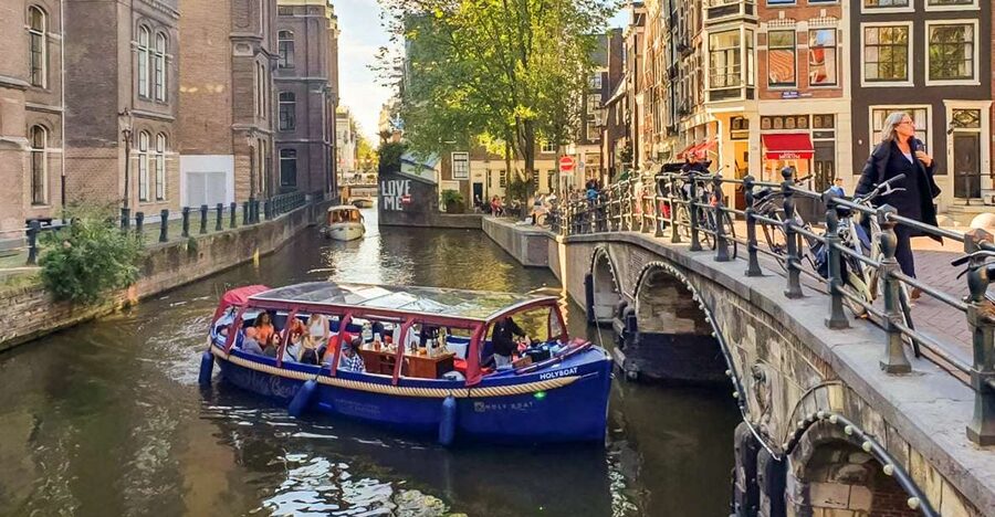 Amsterdam: Smoke and Lounge City Boat Cruise - A smoke-friendly lounge cruise that still feels classy