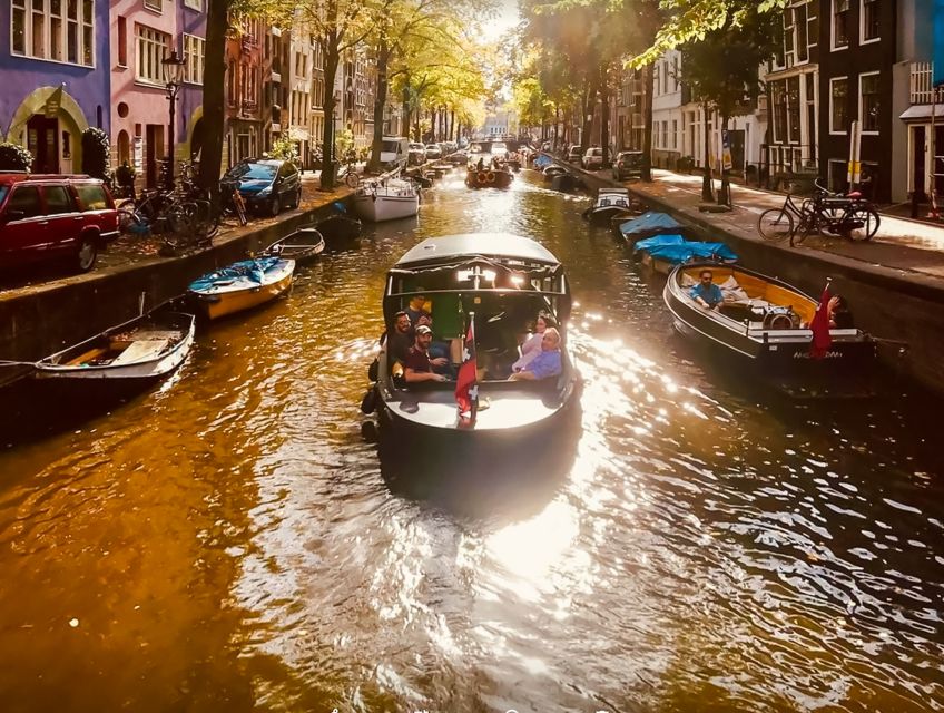 Amsterdam: Smoke and Lounge City Boat Cruise - Entering the canals from Central Station, then slowing down