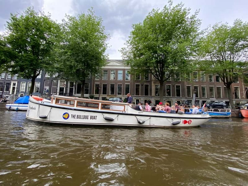 Amsterdam: The Bulldog Boat Smoke-Friendly Cruise & 2 Drinks - Who this tour is best for