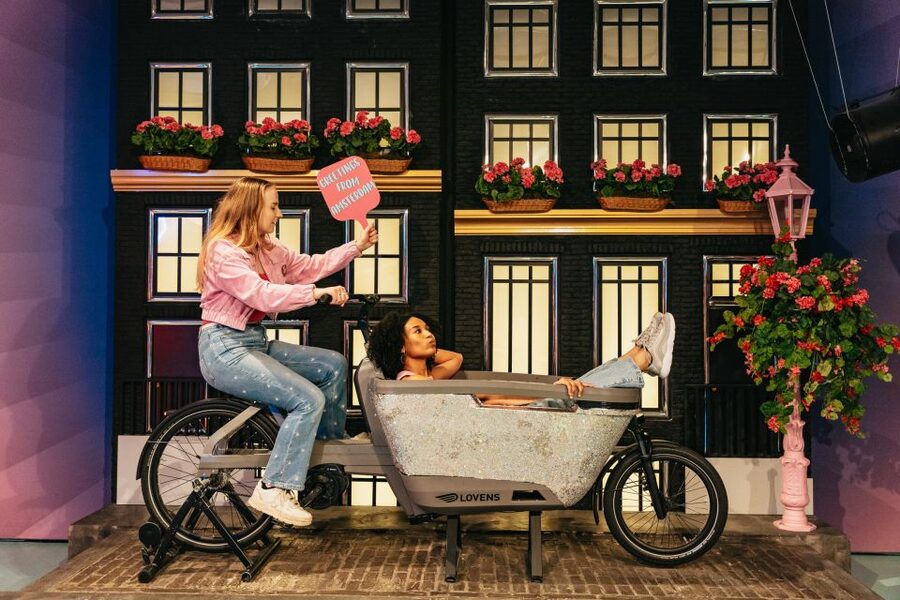 Amsterdam: The Upside Down Experience Entrance Ticket - The one-way route through 25 rooms: how to pace it so you enjoy the photos