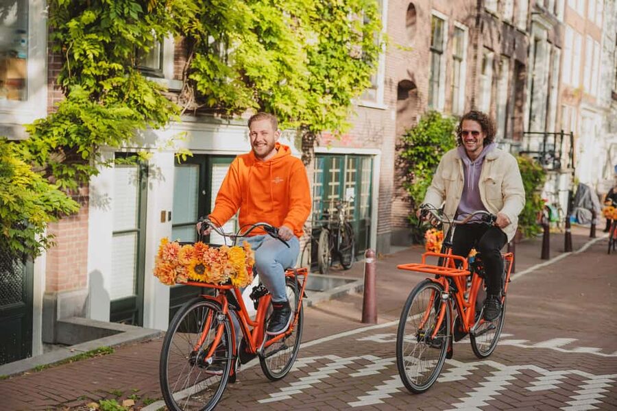 Amsterdam: Top Highlights Guided Bike Tour - Meeting at Nieuwezijds Voorburgwal: how the tour gets you moving fast