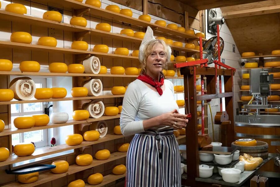 Amsterdam: Traditional Cheese Market Tour to Alkmaar - Arriving at the Alkmaar Cheese Market: What You’ll See