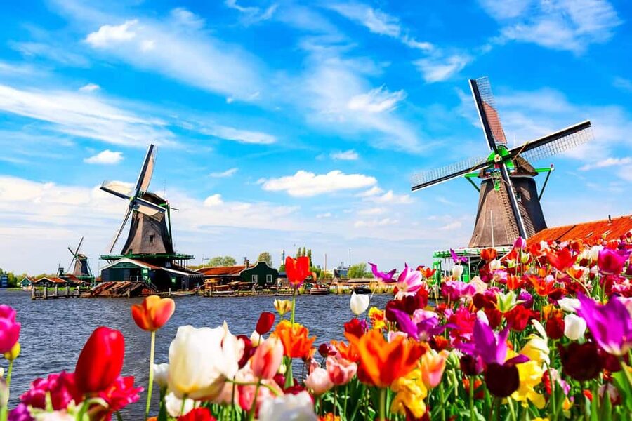 Amsterdam: Zaanse Schans, Cheese Tasting & Volendam Tour - Volendam: fishing-town strolling, shops, and simple snack strategy