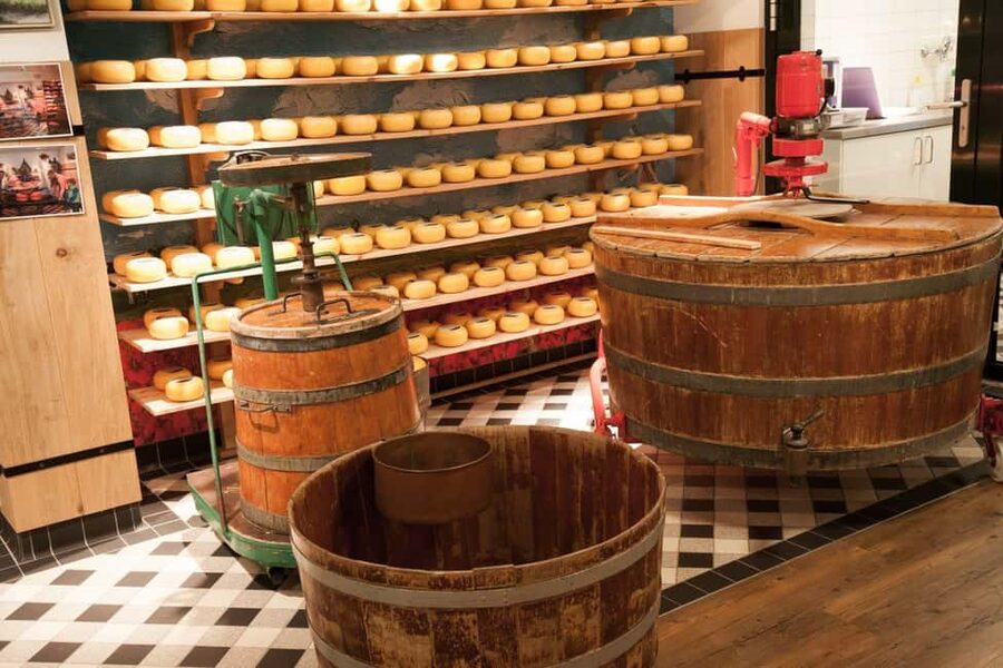 Amsterdam: Zaanse Schans, Cheese Tasting & Volendam Tour - Who should book this tour, and who should pass
