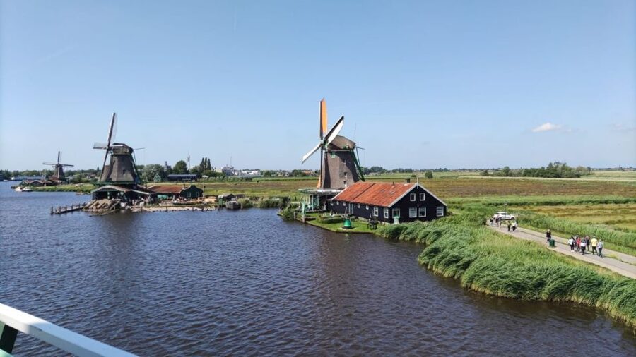 Amsterdam: Zaanse Schans Windmills Bike Tour with Guide - Your ride reality check: Batavus bikes and hand brakes